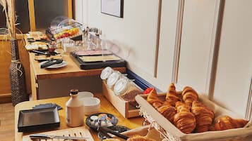 Daily buffet breakfast for a fee