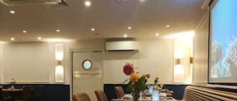 Lounas ja illallinen; Välimeren keittiö, ulkoilmaravintola