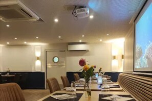 Se sirven almuerzos y cenas, restaurante con mesas al aire libre 