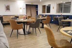 Se sirven almuerzos y cenas, restaurante con mesas al aire libre 