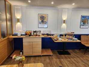 Café da manhã com buffet todos os dias mediante uma taxa
