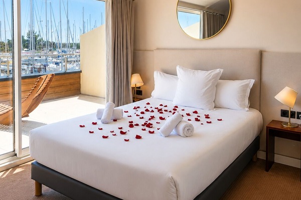 Deluxe Double Room, Marina View | Minibar, in-room safe, desk, WiFi (free)