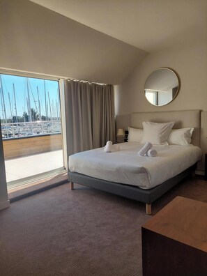 Deluxe Double Room, Marina View | In-room safe, desk, free WiFi - Les Trois Voiles (Port-Saint-Louis-du-Rhône)