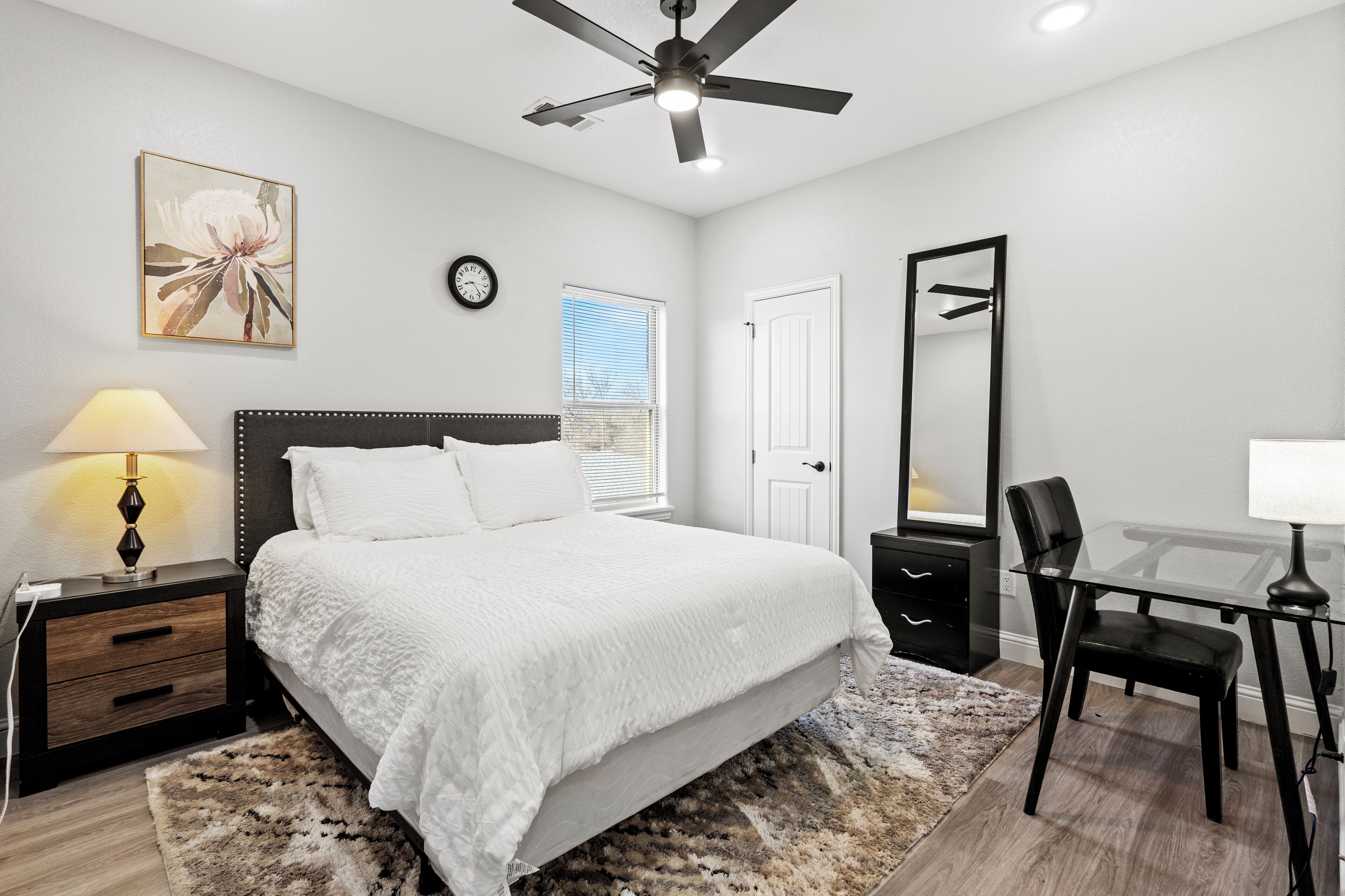 4 室のベッドルーム、デスク、アイロン / アイロン台、WiFi (無料)