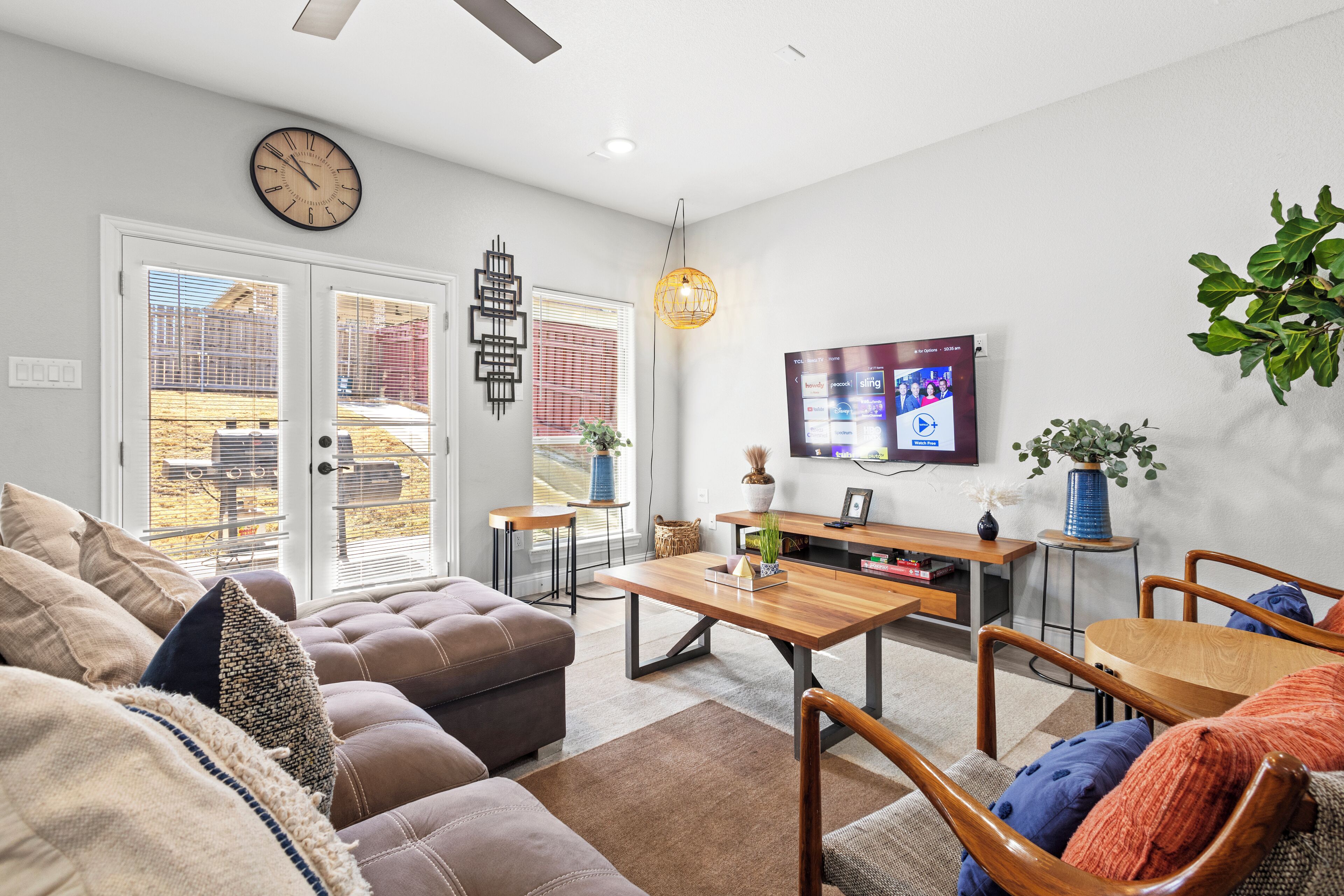 スマートテレビ、暖炉、書庫