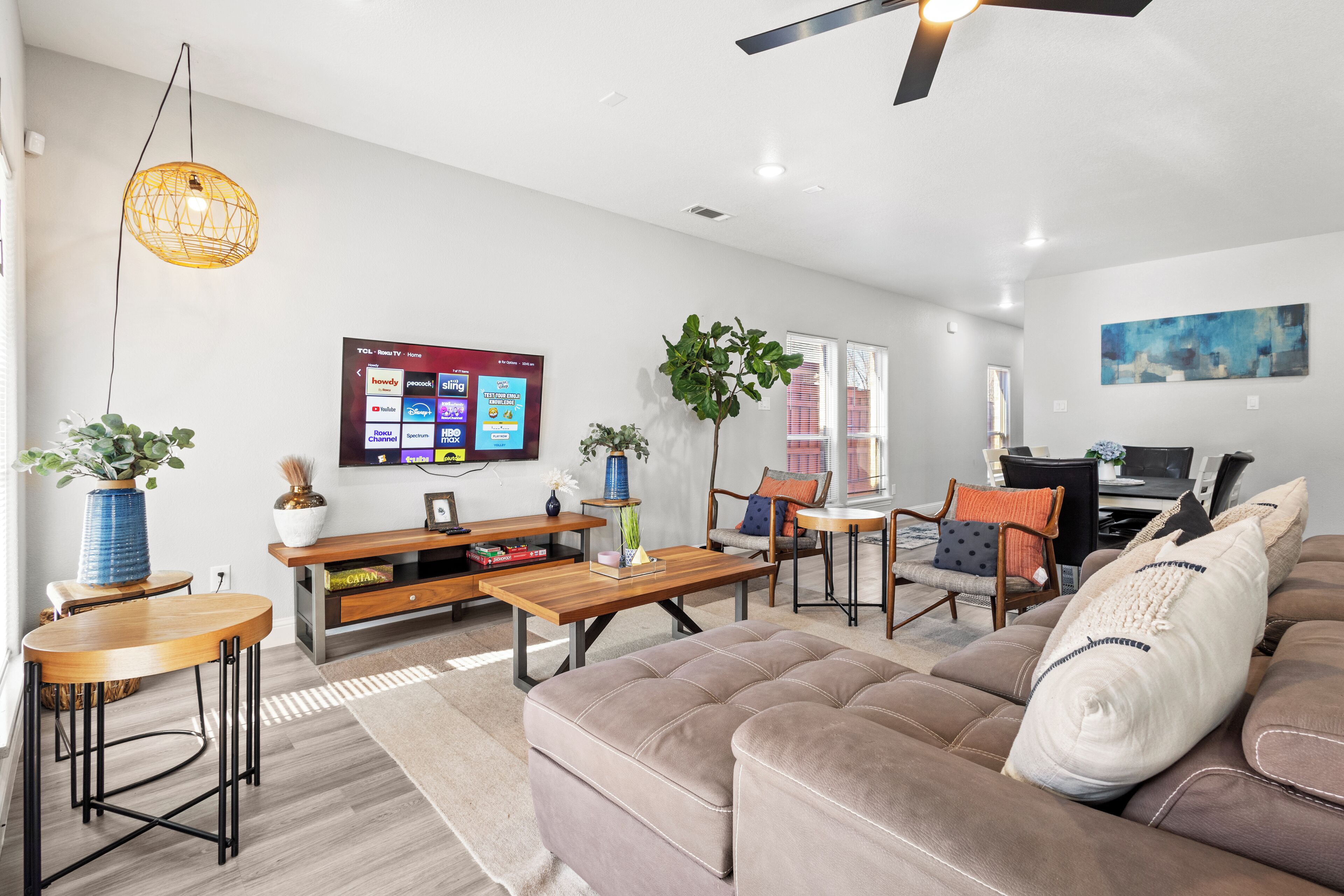 スマートテレビ、暖炉、書庫