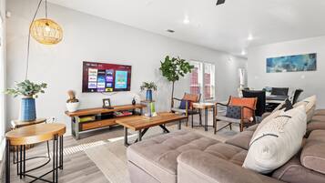 Smart TV, chimenea, libros