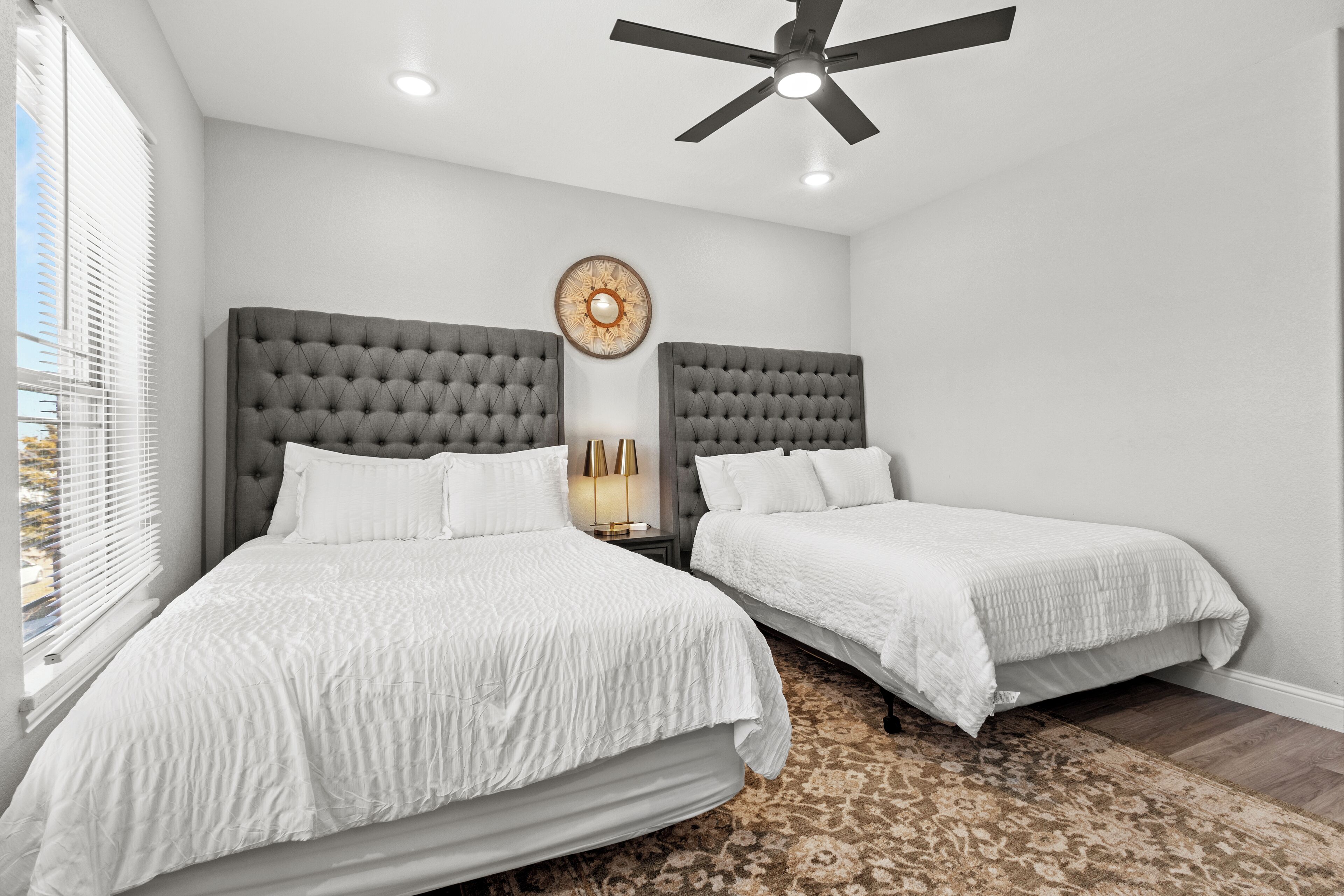 4 habitaciones, escritorio, tabla de planchar con plancha y wifi gratis 