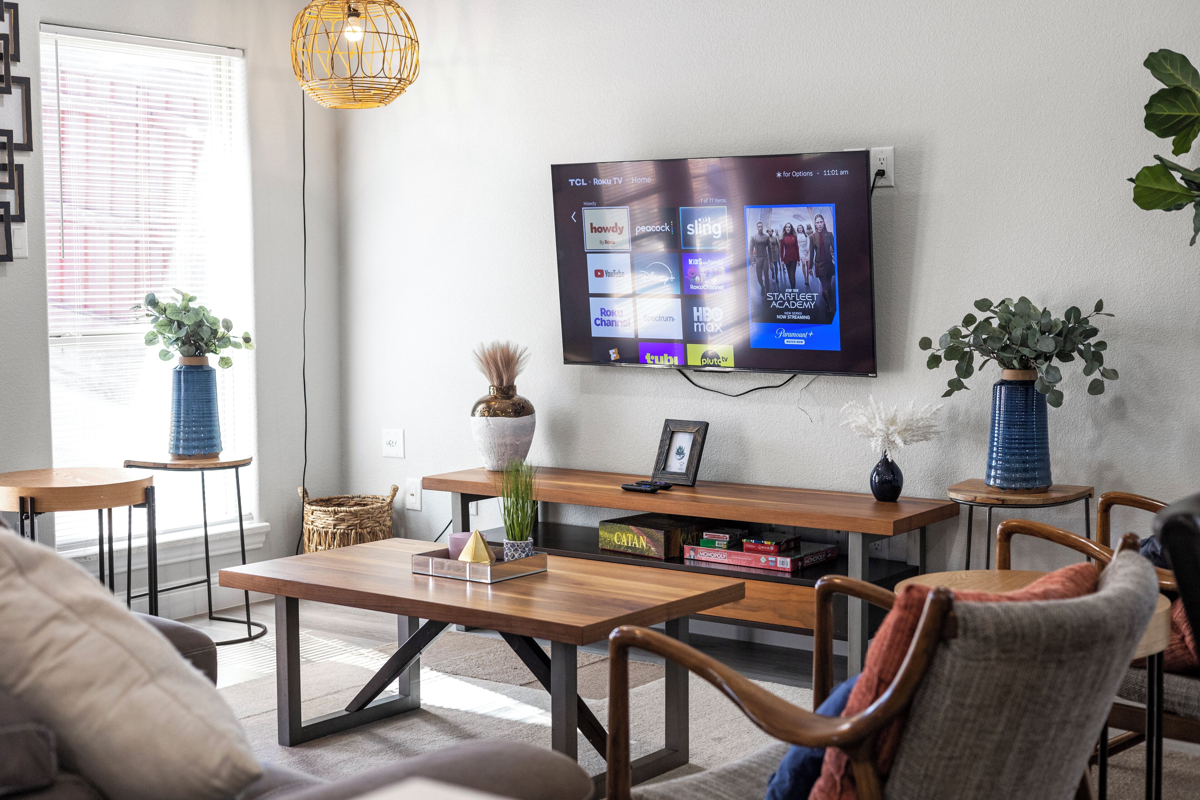 スマートテレビ、暖炉、書庫