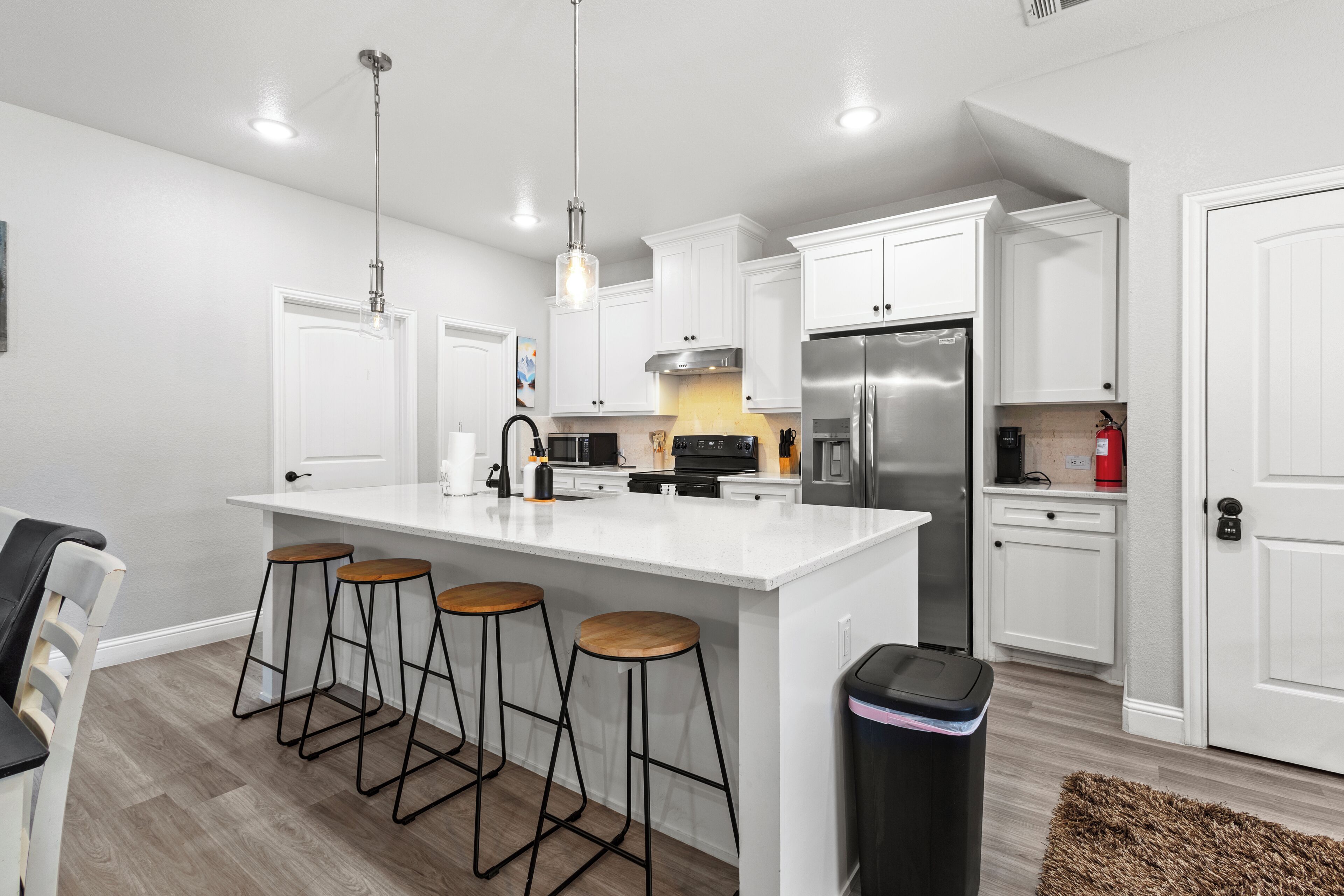 Réfrigérateur, four à micro-ondes, un four, surface de cuisson