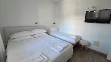 Tabla de planchar con plancha, wifi gratis y ropa de cama