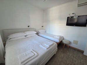 Tabla de planchar con plancha, wifi gratis y ropa de cama 