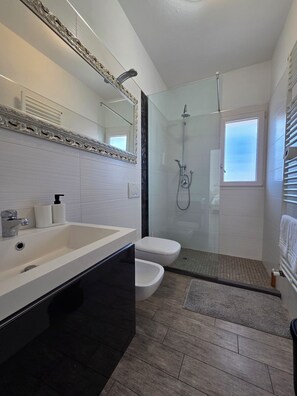 Shower, hair dryer, bidet, towels - Apartment in a residential area in Milano Marittima. (Cervia)