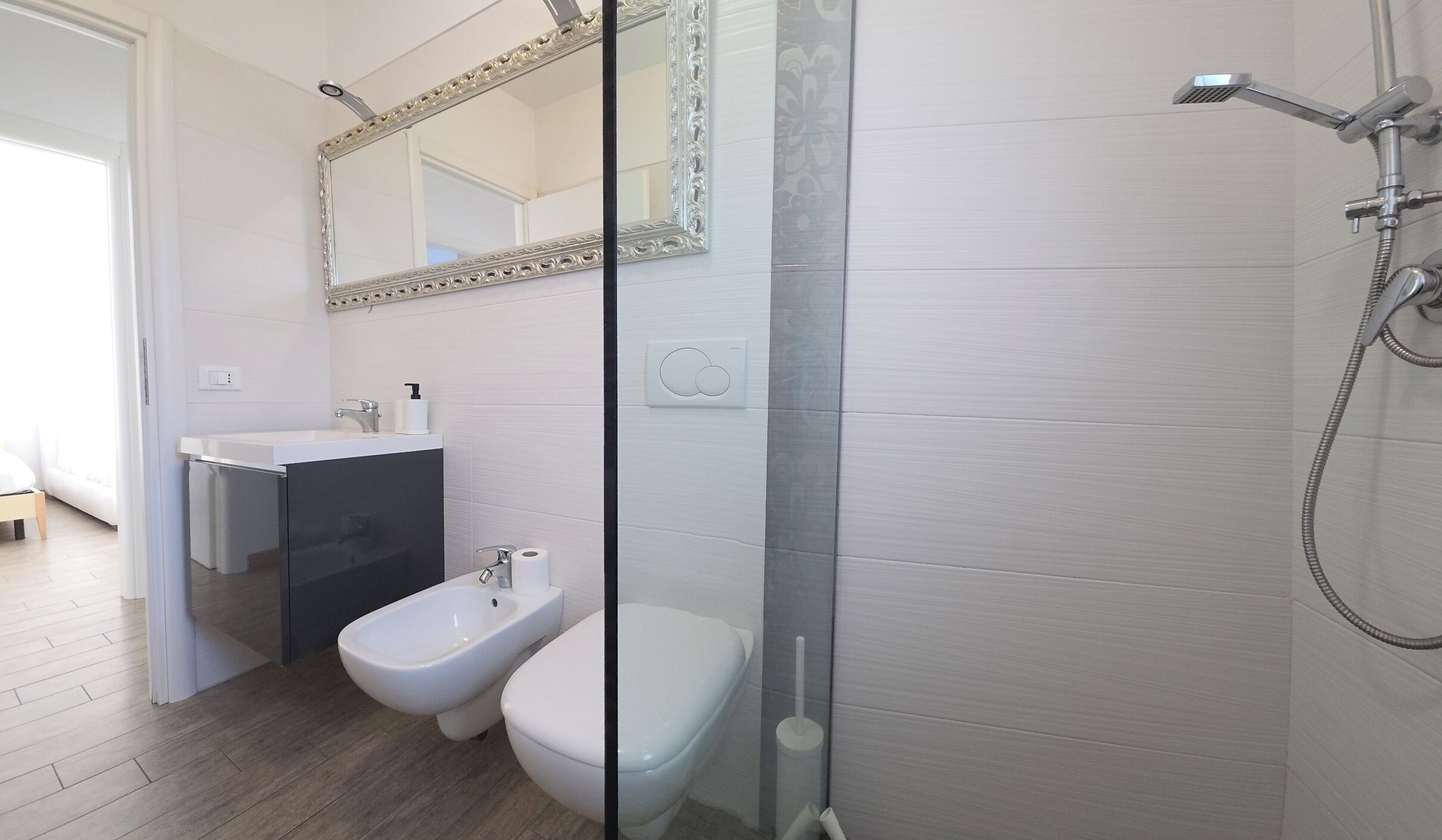 Douche, sèche-cheveux, bidet, serviettes fournies