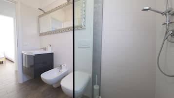 Douche, sèche-cheveux, bidet, serviettes fournies