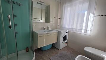 Douche, sèche-cheveux, bidet, serviettes fournies