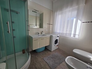 Douche, sèche-cheveux, bidet, serviettes fournies