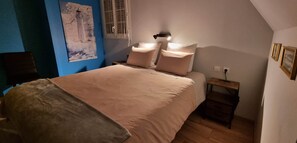 1 camera, una scrivania, Wi-Fi gratuito