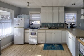 Jääkaappi, mikroaaltouuni, astianpesukone, kahvin-/teenkeitin