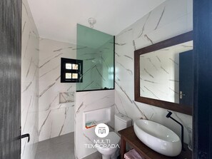 ดีลักซ์ชาเลท์, อ่างน้ำวน, วิวภูเขา | ห้องน้ำ | อ่างอาบน้ำและฝักบัวแยกจากกัน, อ่างอาบน้ำแบบหัวเจ็ต, ผ้าเช็ดตัว