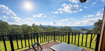 Chalé luxo, banheira de hidromassagem, vista para a montanha | Sacada