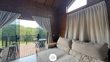 Deluxe chalet, bubbelbad, uitzicht op bergen | Woonruimte | Een 40-inch televisie met digitale zenders