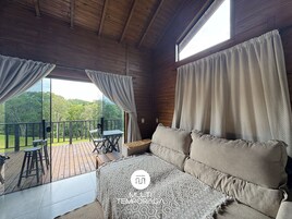 华丽木屋, 按摩浴缸, 山景 | 起居区 | 40-  英寸电视（配备数码频道）