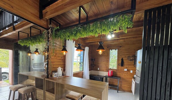 Deluxe chalet, bubbelbad, uitzicht op bergen | Privékeuken | Een koelkast, een microgolfoven, kookgerei, borden en bestek