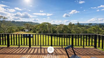 Chalé luxo, banheira de hidromassagem, vista para a montanha | Terraço/pátio