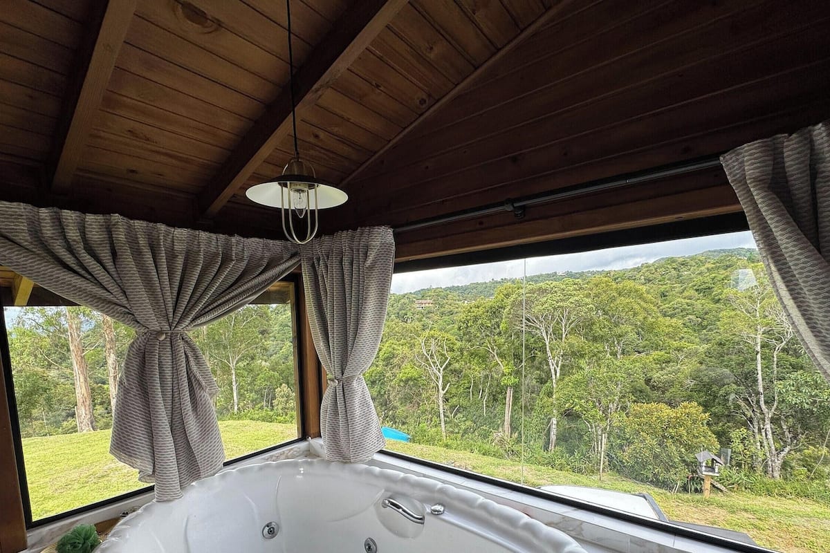 Stuga Deluxe - bubbelbad - utsikt mot bergen | Privat bubbelpool