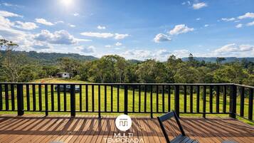 Deluxe chalet, bubbelbad, uitzicht op bergen | Terras