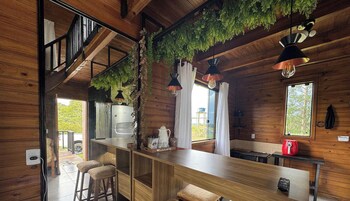 Chalé luxo, banheira de hidromassagem, vista para a montanha | Cozinha privada | Geladeira, micro-ondas, talheres/pratos/utensílios de cozinha