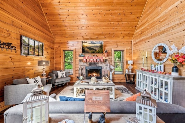 TV, fireplace - Eagles Roost: Stunning Smoky Mountain Views - 2BR/2BA Cabin Retreat (Sevierville)