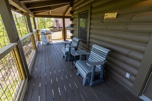 Outdoor dining - Eagles Roost: Stunning Smoky Mountain Views - 2BR/2BA Cabin Retreat (Sevierville)