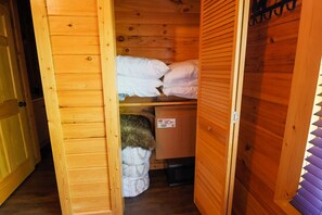 2 bedrooms, WiFi, bed sheets - Eagles Roost: Stunning Smoky Mountain Views - 2BR/2BA Cabin Retreat (Sevierville)