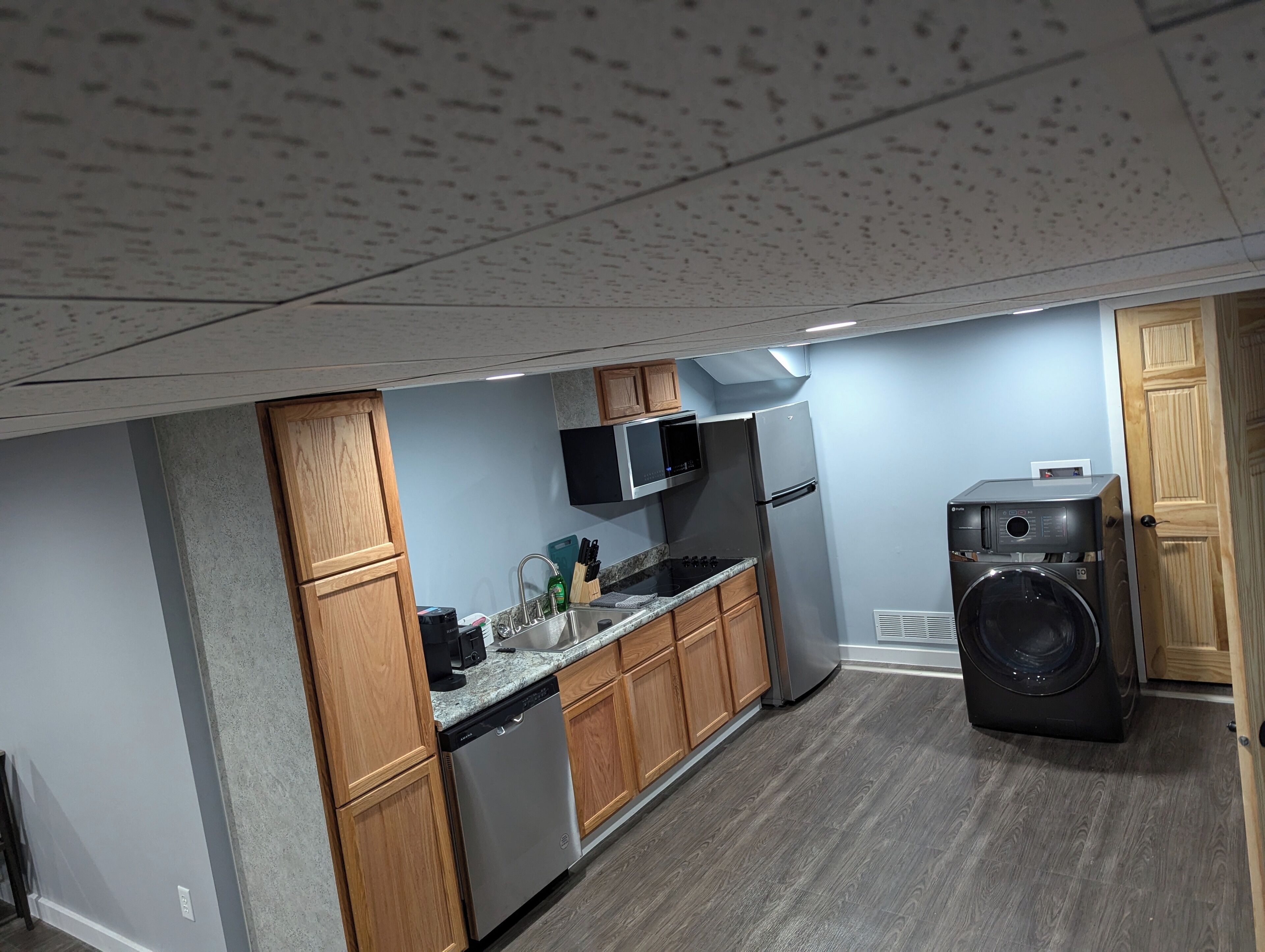 Mikrobølgeovn, ovn, kokeplater og oppvaskmaskin