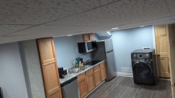 Mikrobølgeovn, ovn, kokeplater og oppvaskmaskin