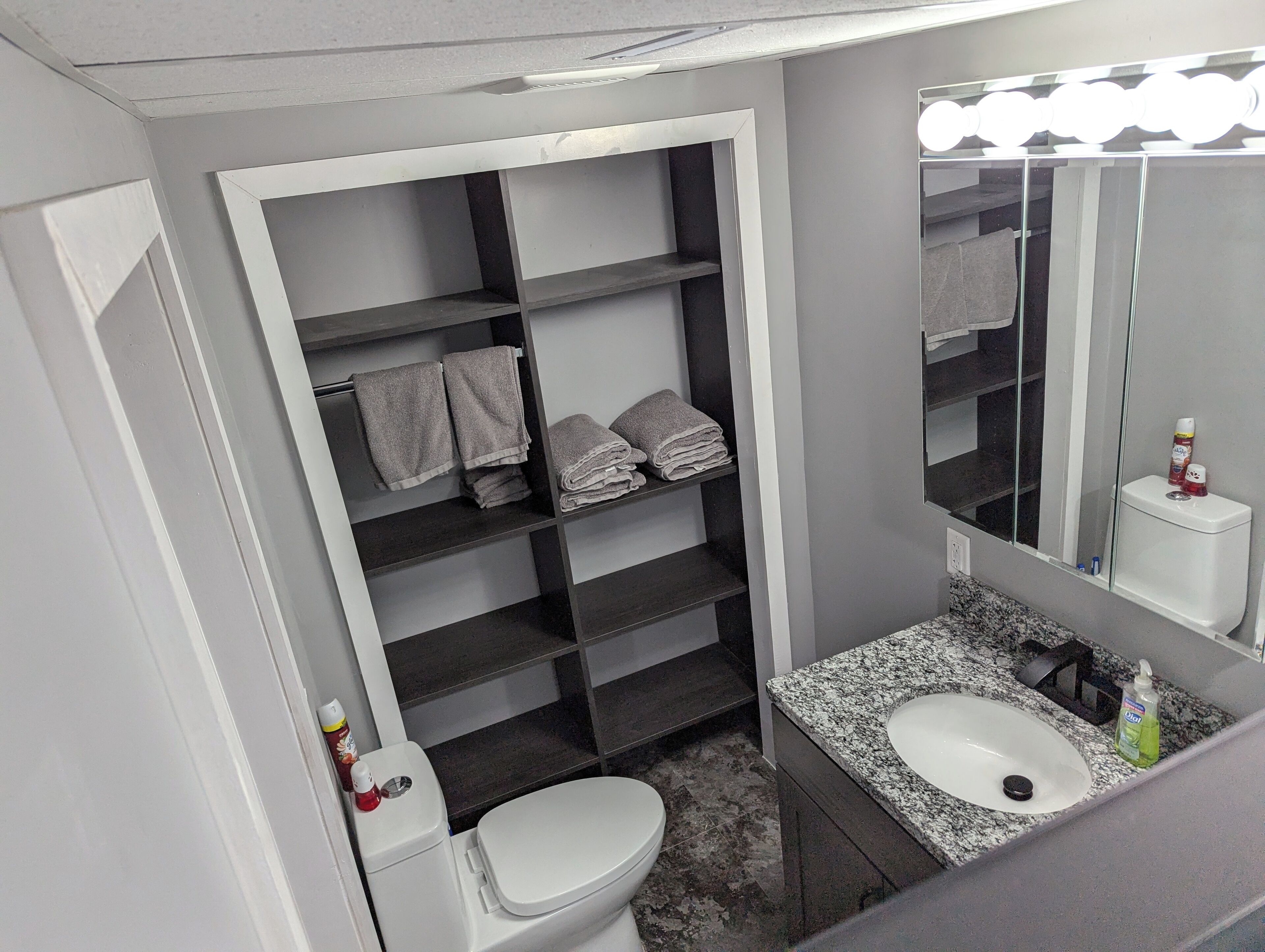 Een douche, een haardroger, handdoeken, zeep