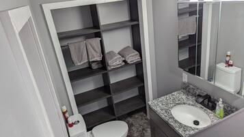 Een douche, een haardroger, handdoeken, zeep