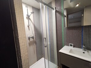 Shower, hair dryer - Architect Designed Studio Borough (London)