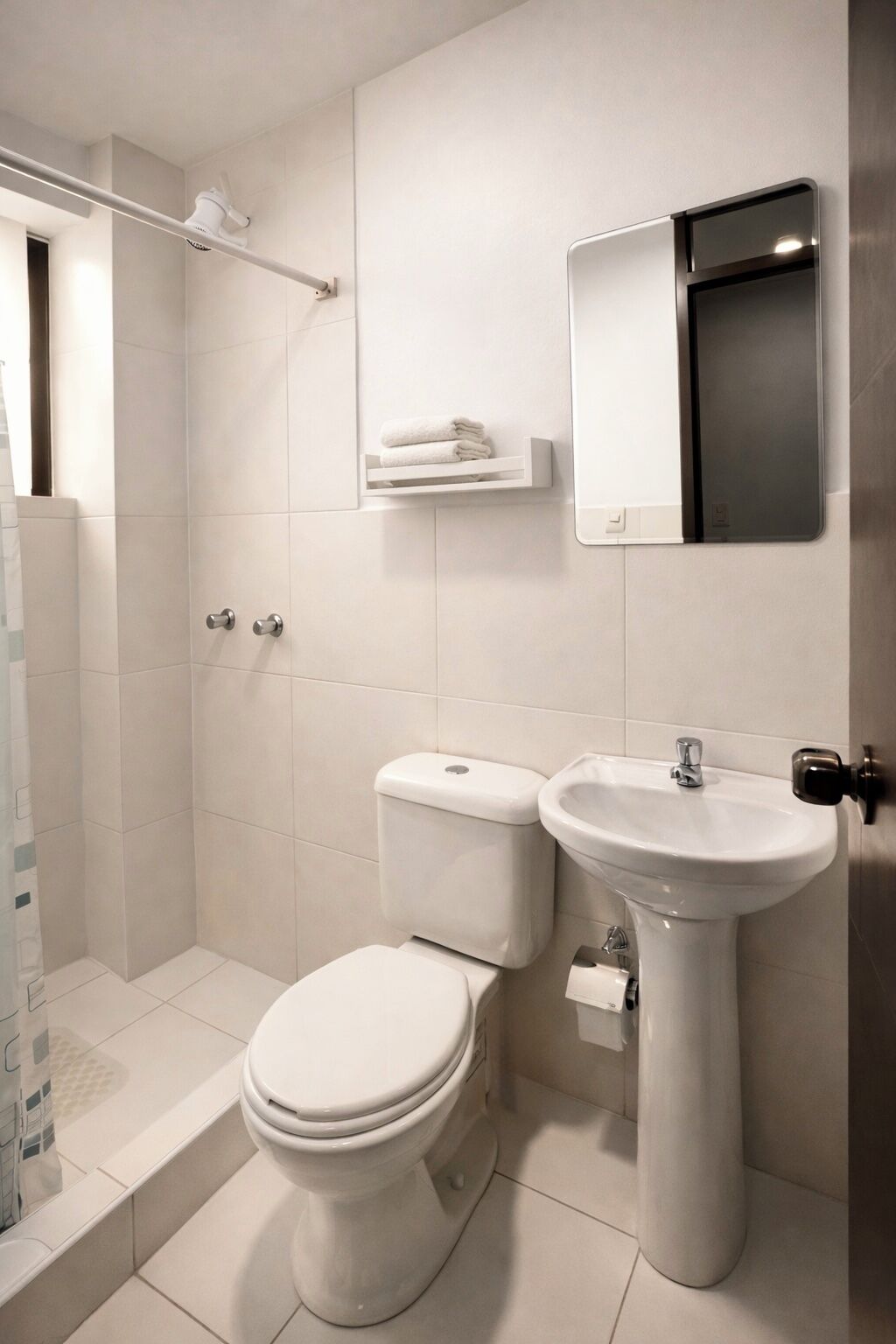 Secador de pelo, toallas, jabón y papel higiénico