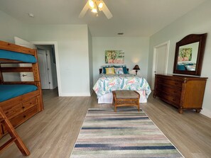 3 habitaciones, tabla de planchar con plancha y cuna de viaje 