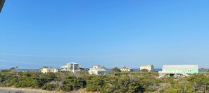 Zona residencial costera con casas y cielo despejado.