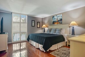 1 bedroom, iron/ironing board, WiFi, bed sheets - 909 Cutter Court – Modern Coastal Retreat Near Harbor Town Marina (Hilton Head Island)