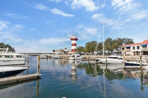 Marina - 909 Cutter Court – Modern Coastal Retreat Near Harbor Town Marina (Hilton Head Island)