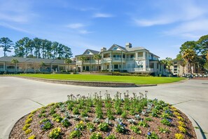 Exterior - 909 Cutter Court – Modern Coastal Retreat Near Harbor Town Marina (Hilton Head Island)