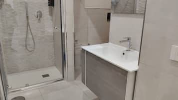 Doccia, asciugacapelli, bidet, asciugamani