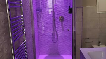 Doccia, asciugacapelli, bidet, asciugamani