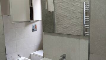 Dusche, Haartrockner, Bidet, Handtücher