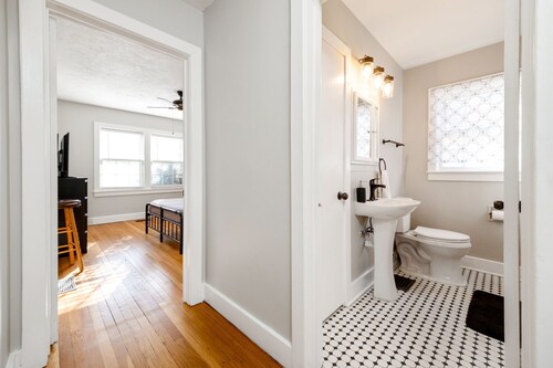 5BR Home Near Airport, Expo, Downtown Sleeps 12